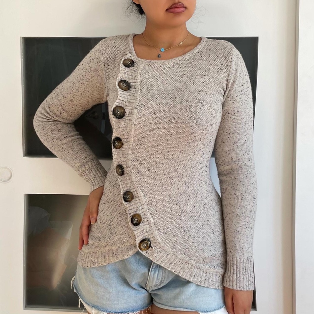 Longsleeve wool sweater with buttons
